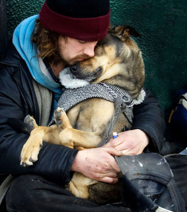 o-amor-entre-um-morador-de-rua-e-seu-cachorro_1253_w620