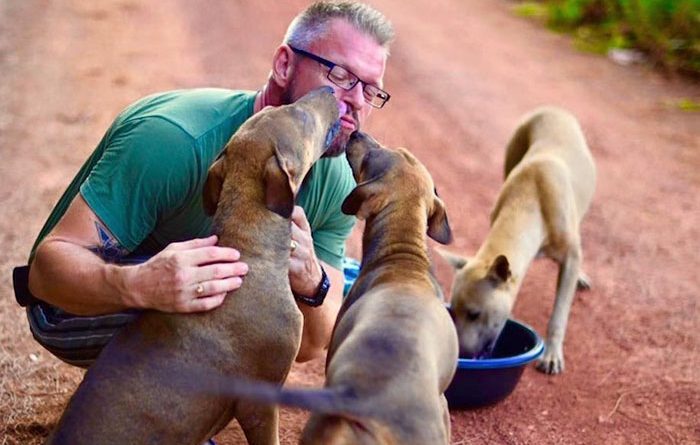 man-feeds-80-homeless-dogs-michael-baines-thailand-40-700x445