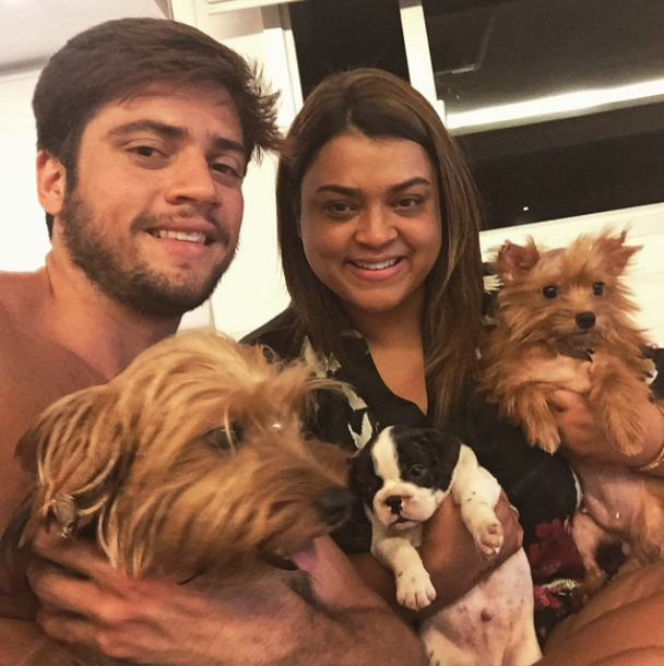 preta-gil-com-marido-e-cachorros