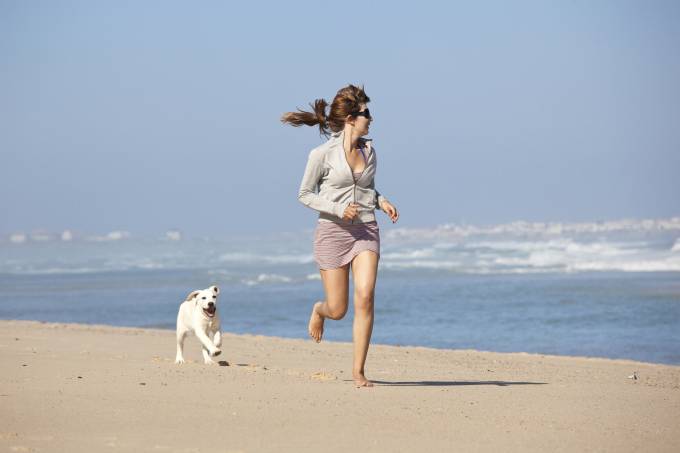 mulher-cachorro-praia-20100726-001